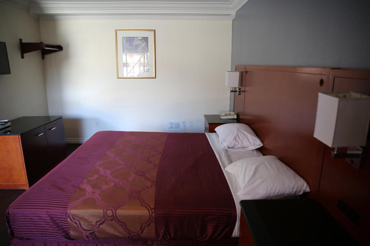 Chateau Inn & Suites photo 4