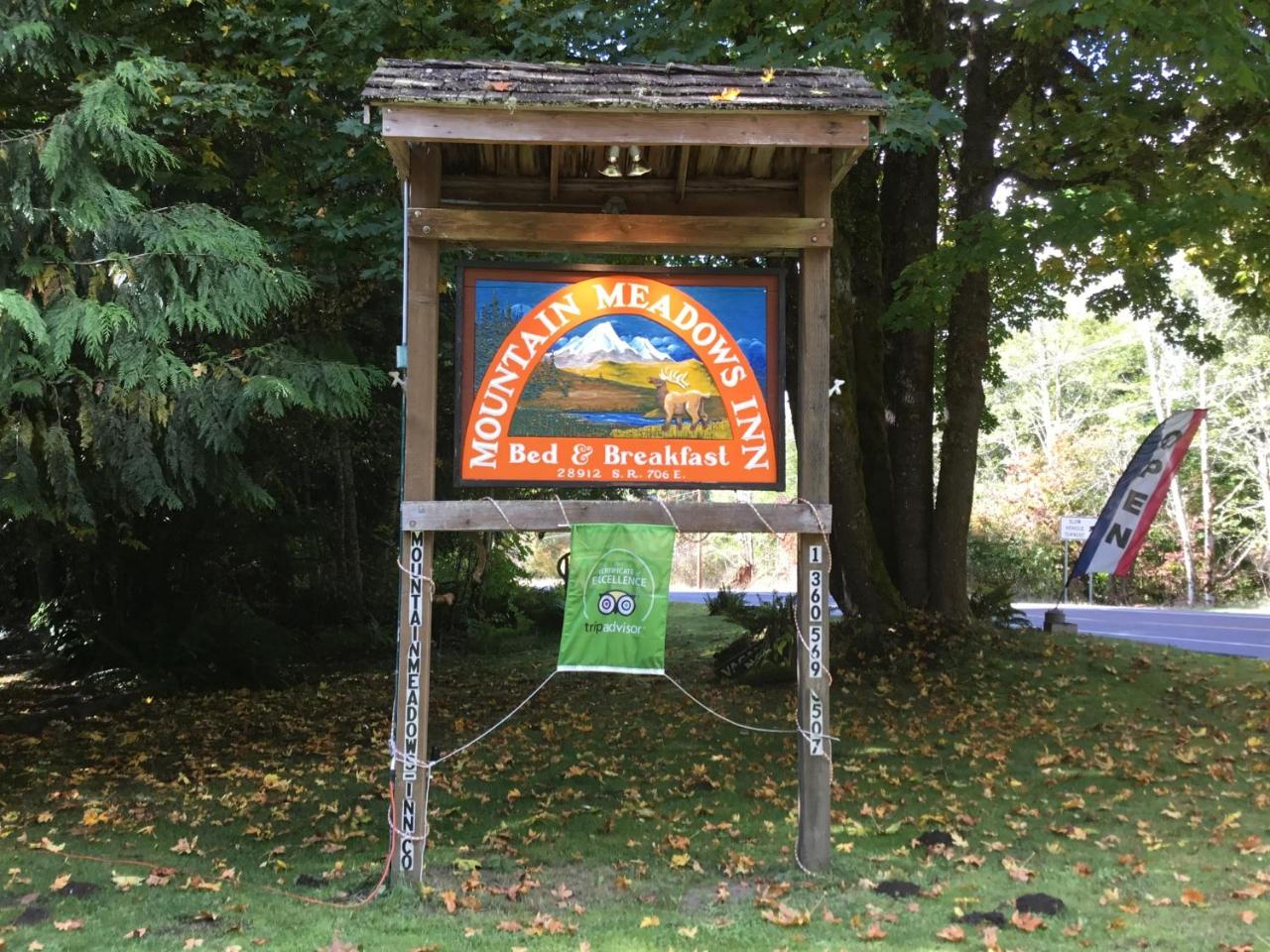 Mountain Meadows Inn & Chalet Suites - 3