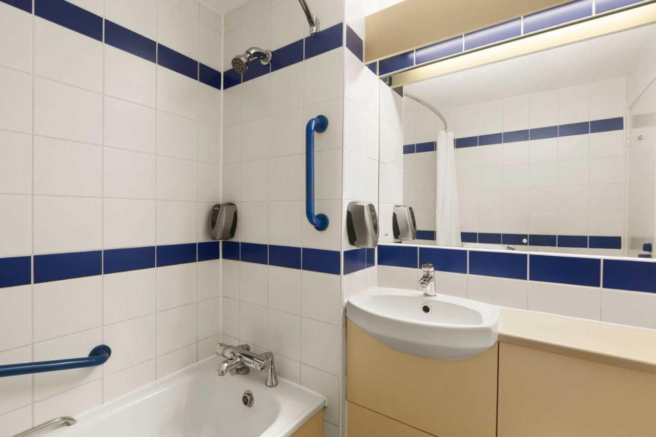 Days Inn by Wyndham Sutton Scotney South photo 2