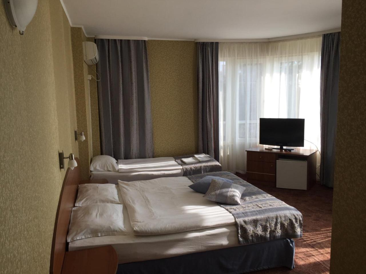 Family Hotel Lazuren Briag photo 4