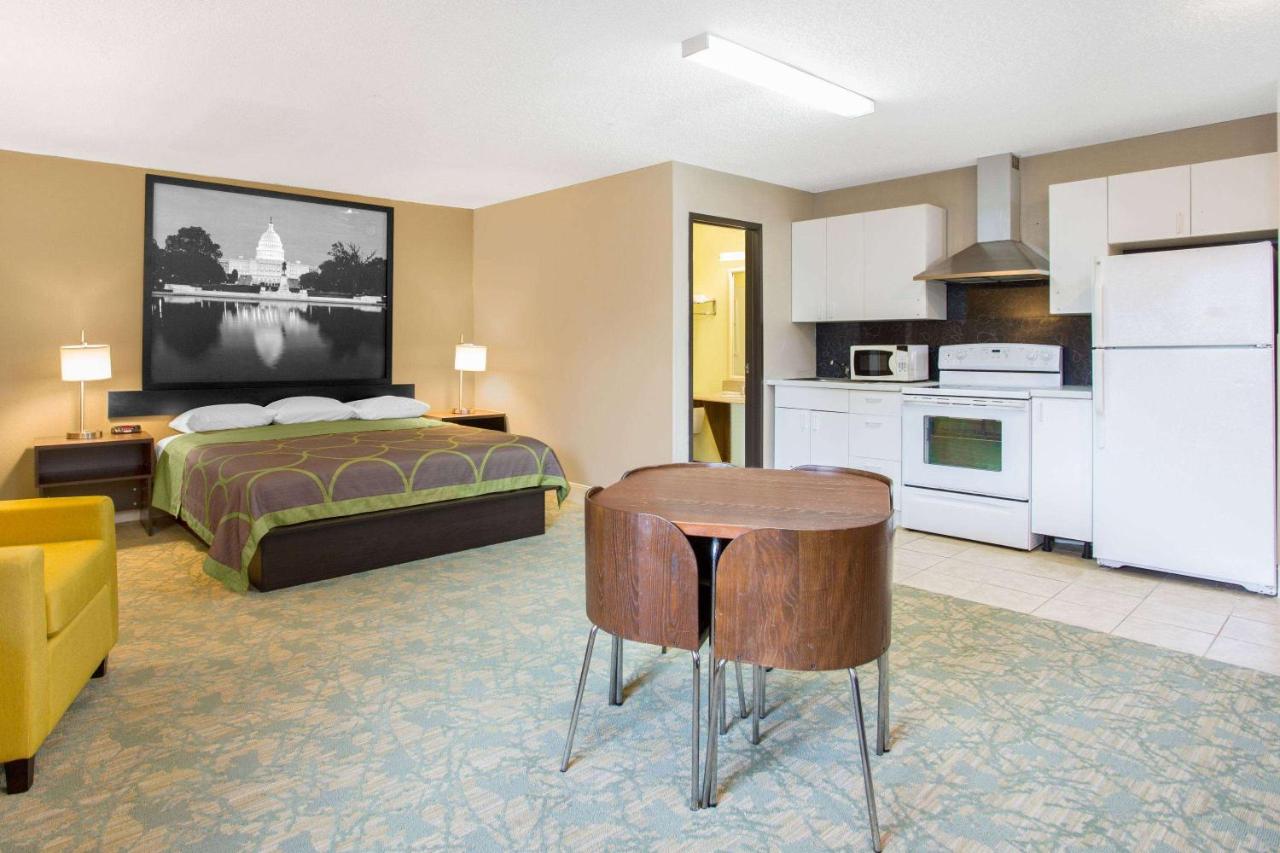 Photo - Super 8 by Wyndham Waldorf