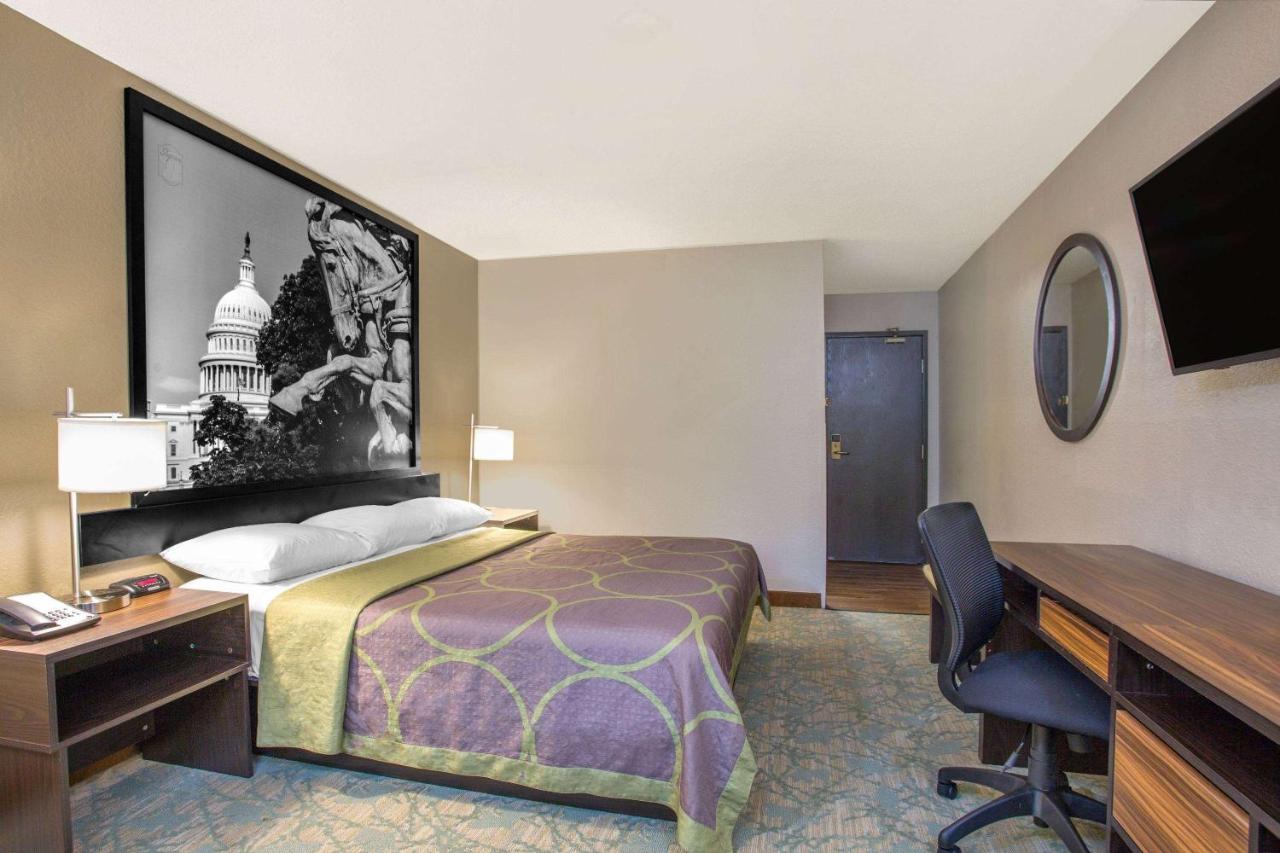 Photo - Super 8 by Wyndham Waldorf