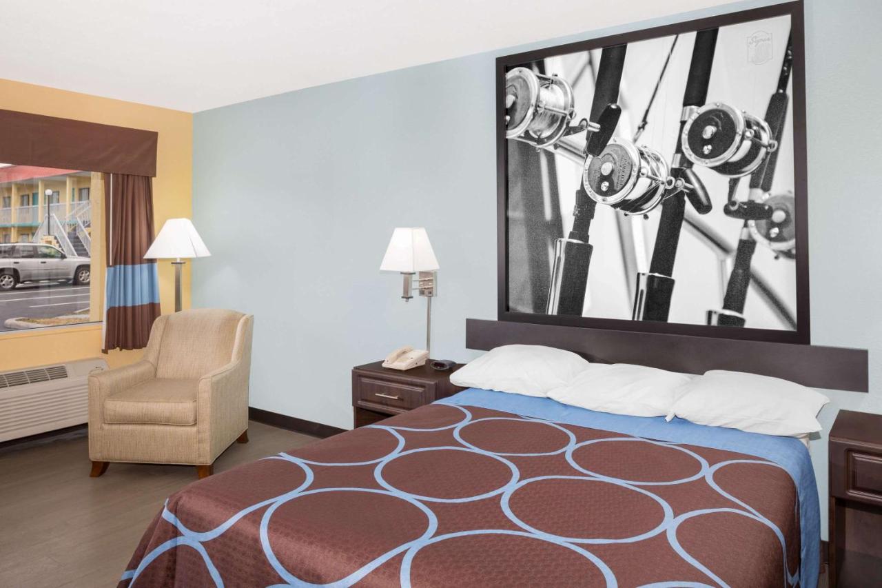 Super 8 by Wyndham Sarasota Near Siesta Key photo 2