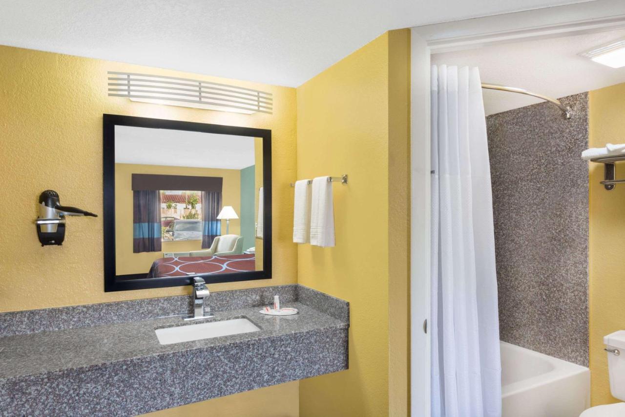Super 8 by Wyndham Sarasota Near Siesta Key photo 4