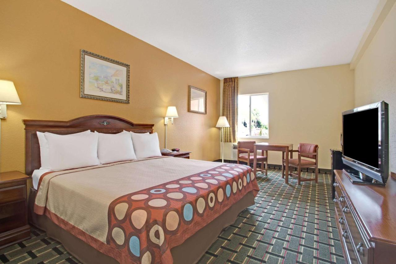 Photo - Super 8 by Wyndham Daytona Beach