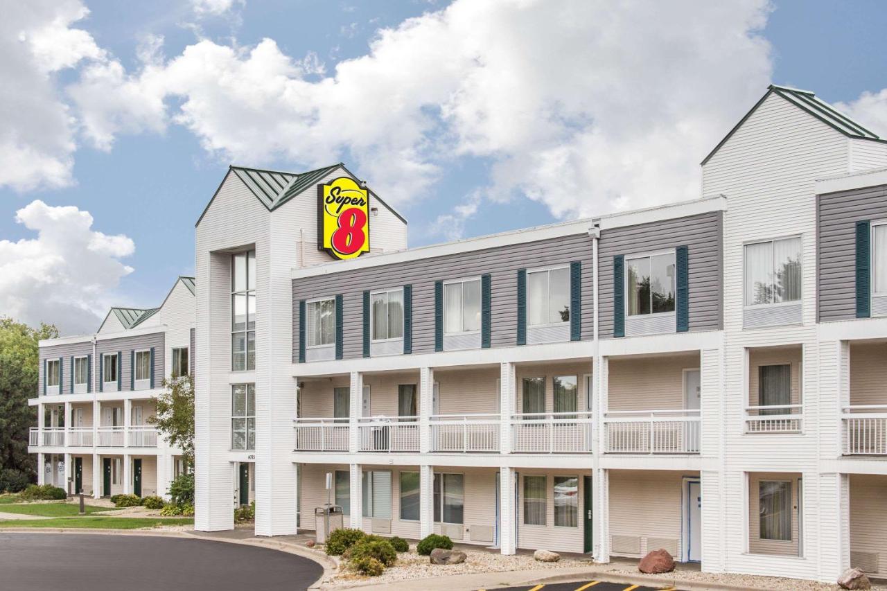 Photo - Super 8 By Wyndham Madison East