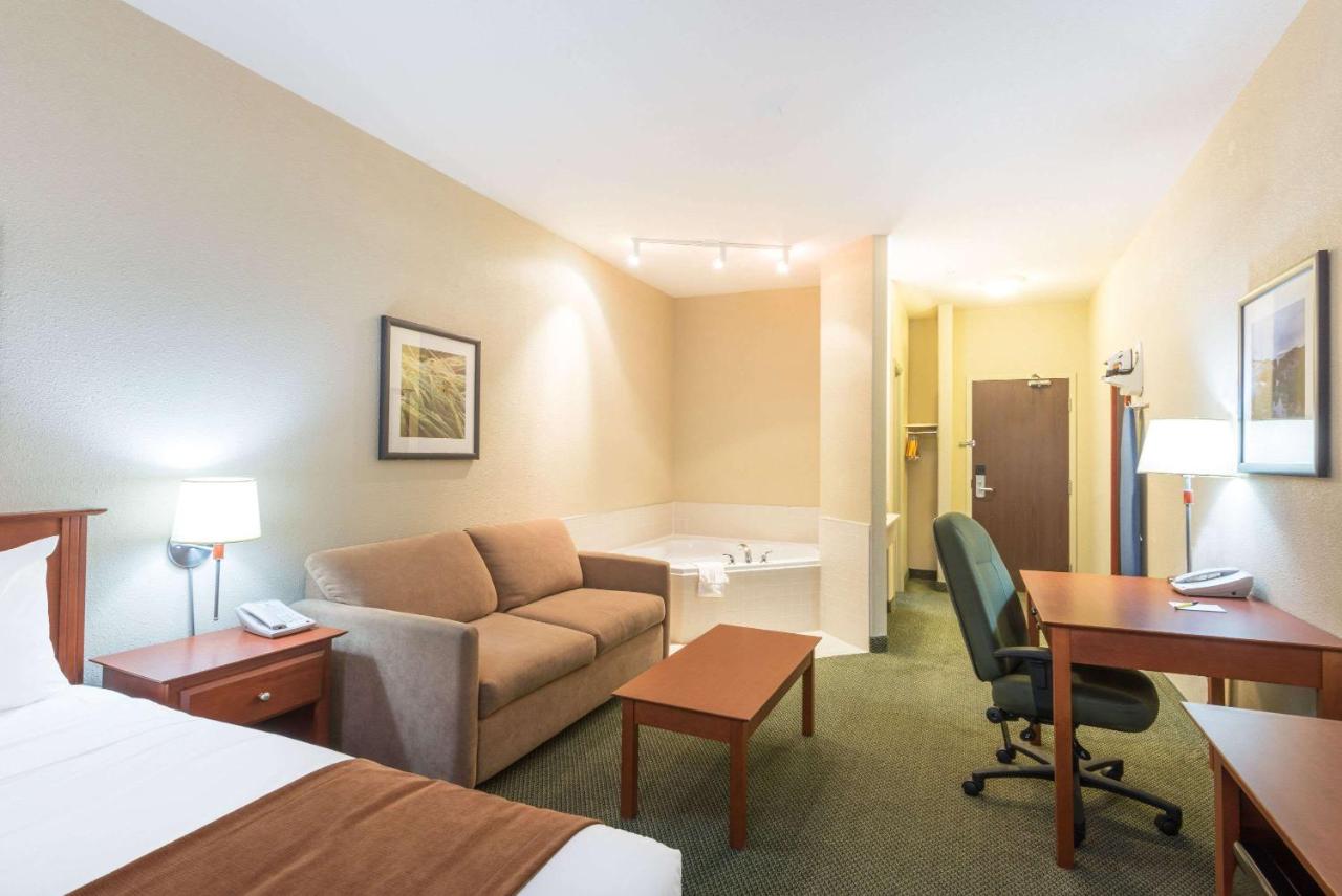 Super 8 by Wyndham Windsor NS photo 3
