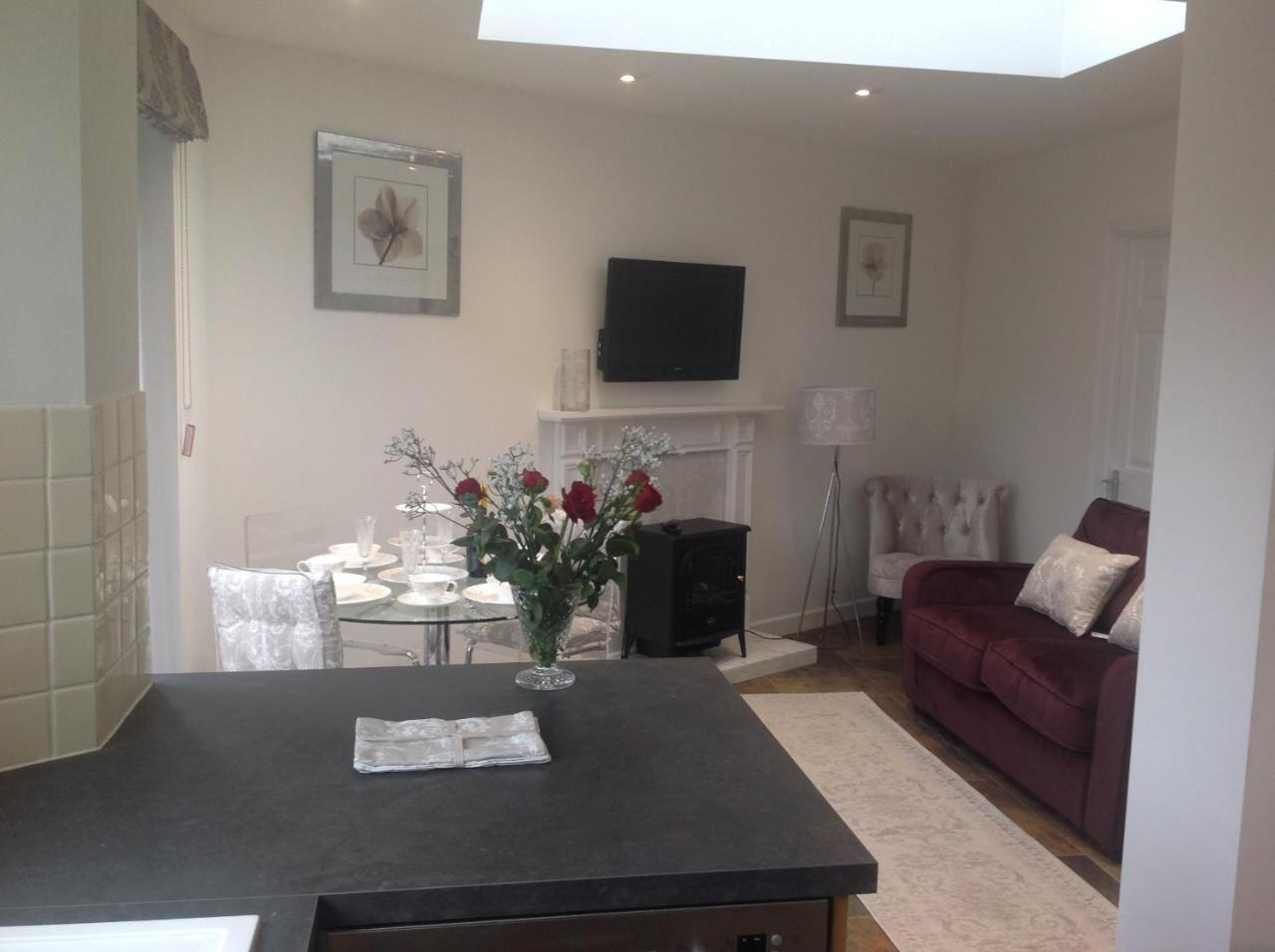 Oakleigh 1 bed ground floor garden view apartment FREE ONSITE PARKING - 2