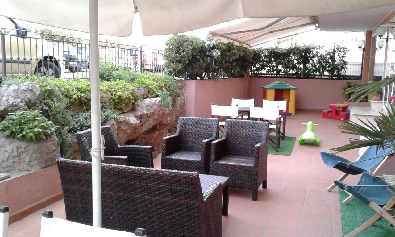 Hotel Trevi Riccione, in centro sul mare con cucina photo 3