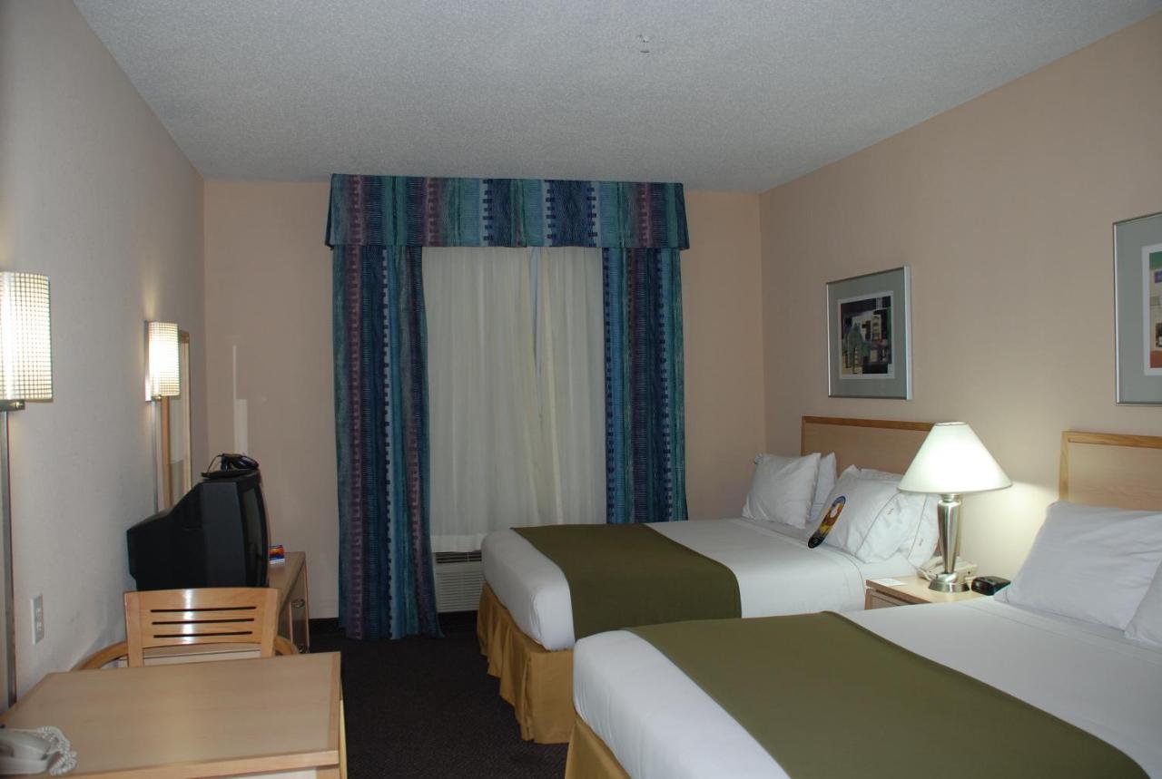 Holiday Inn Express Hotel & Suites San Antonio - Rivercenter Area By IHG photo 2