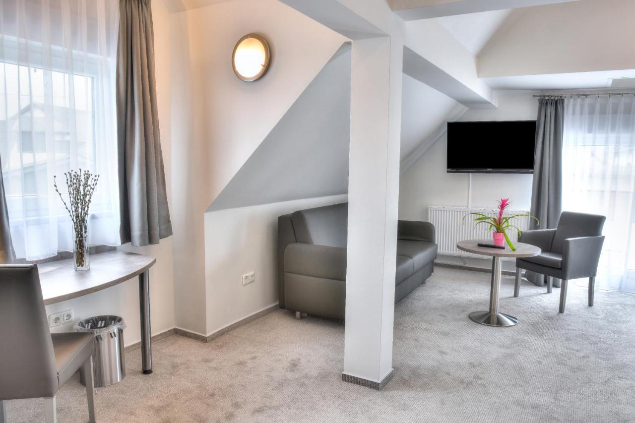 Fast Lane Hotel photo 2