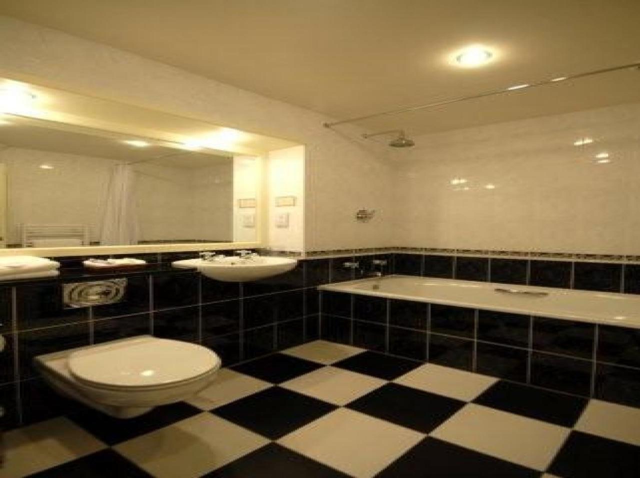 Photo - Wolds Village Hotel