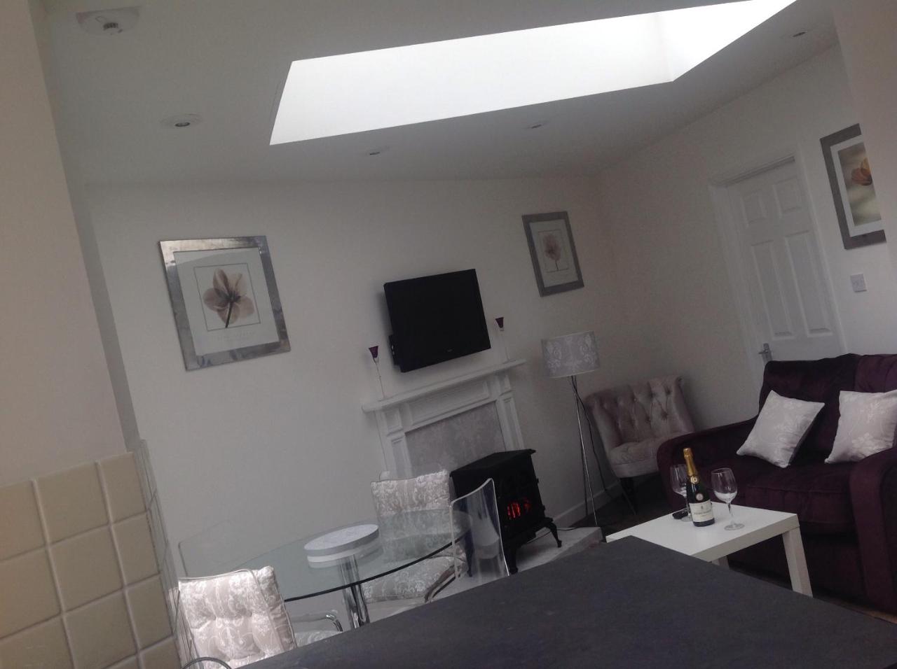 Oakleigh 1 bed ground floor garden view apartment FREE ONSITE PARKING - 4