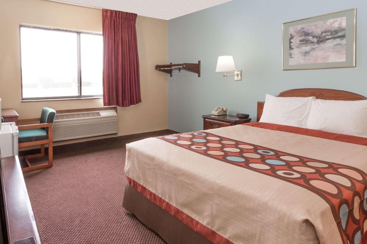Photo - Super 8 by Wyndham Woodstock