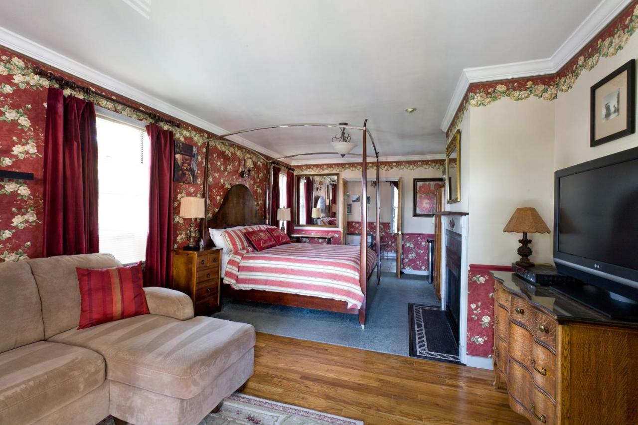 The Reynolds Mansion photo 4