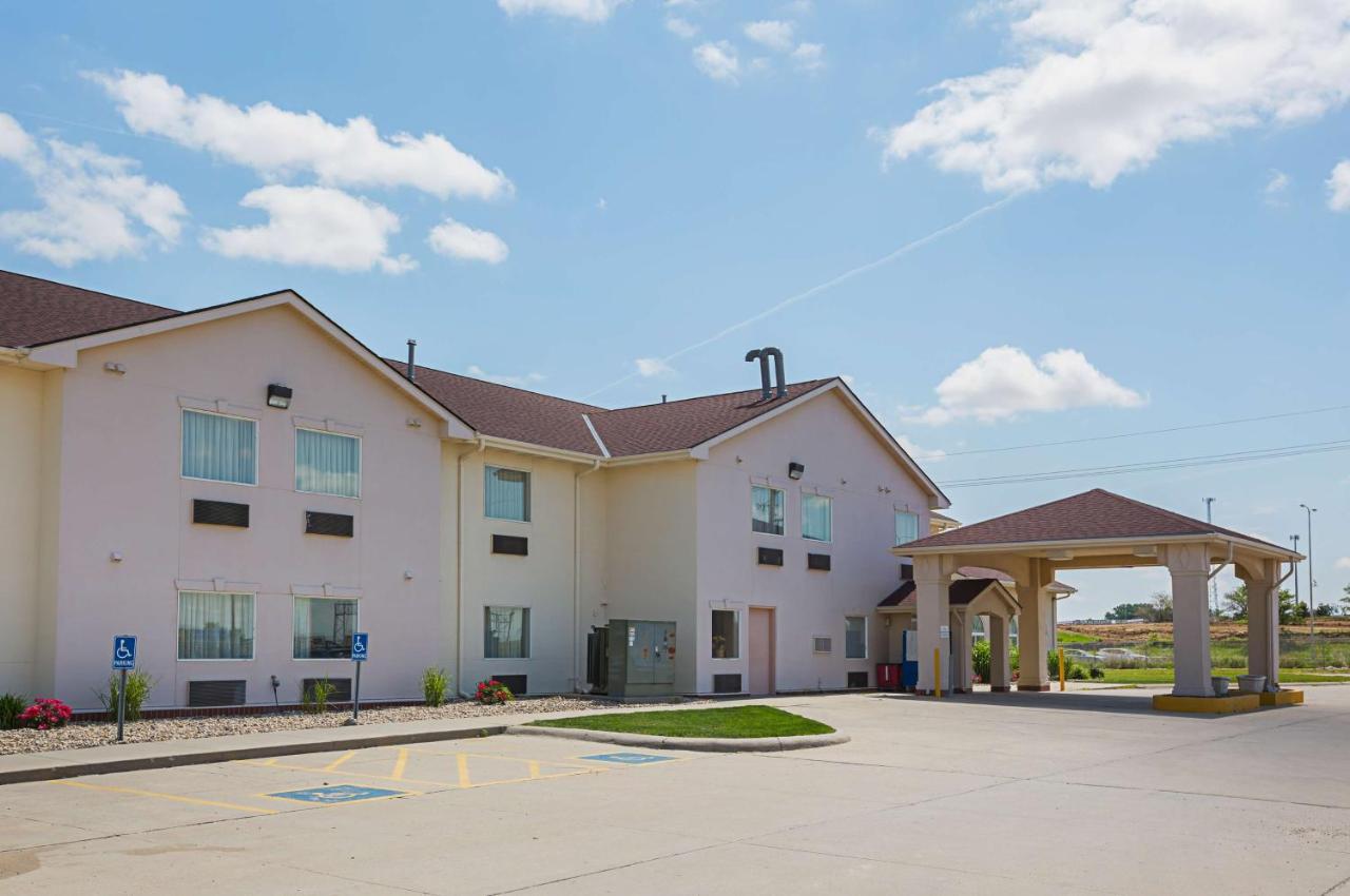 Motel 6 Omaha, NE - IAT West photo 4