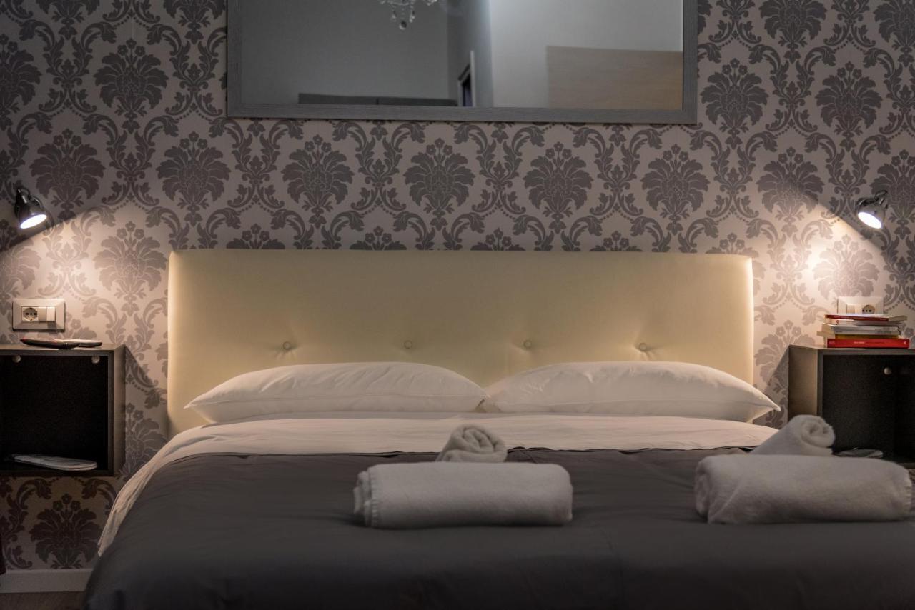 Inside Roma Rooms - 4