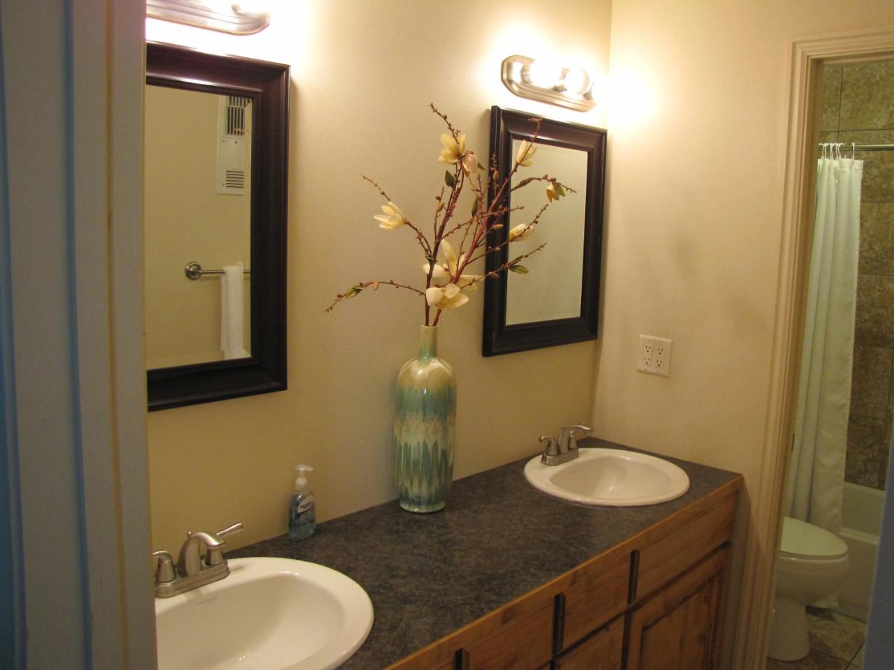 Cedar Canyon Condos photo 2