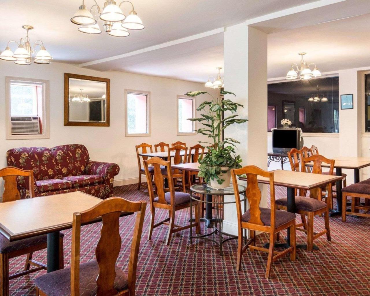 Econo Lodge Petersburg - Fort Lee photo 2