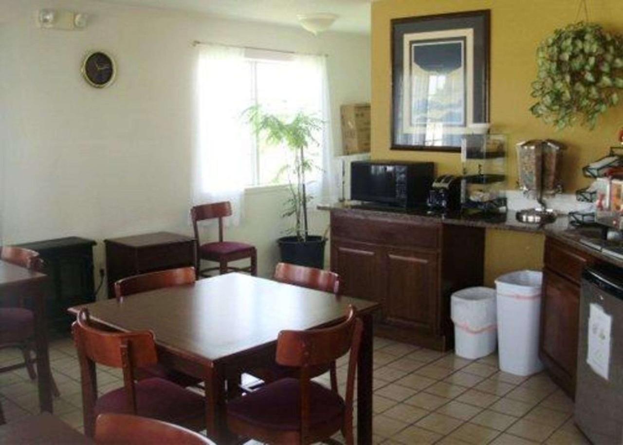 Rodeway Inn Goddard photo 3