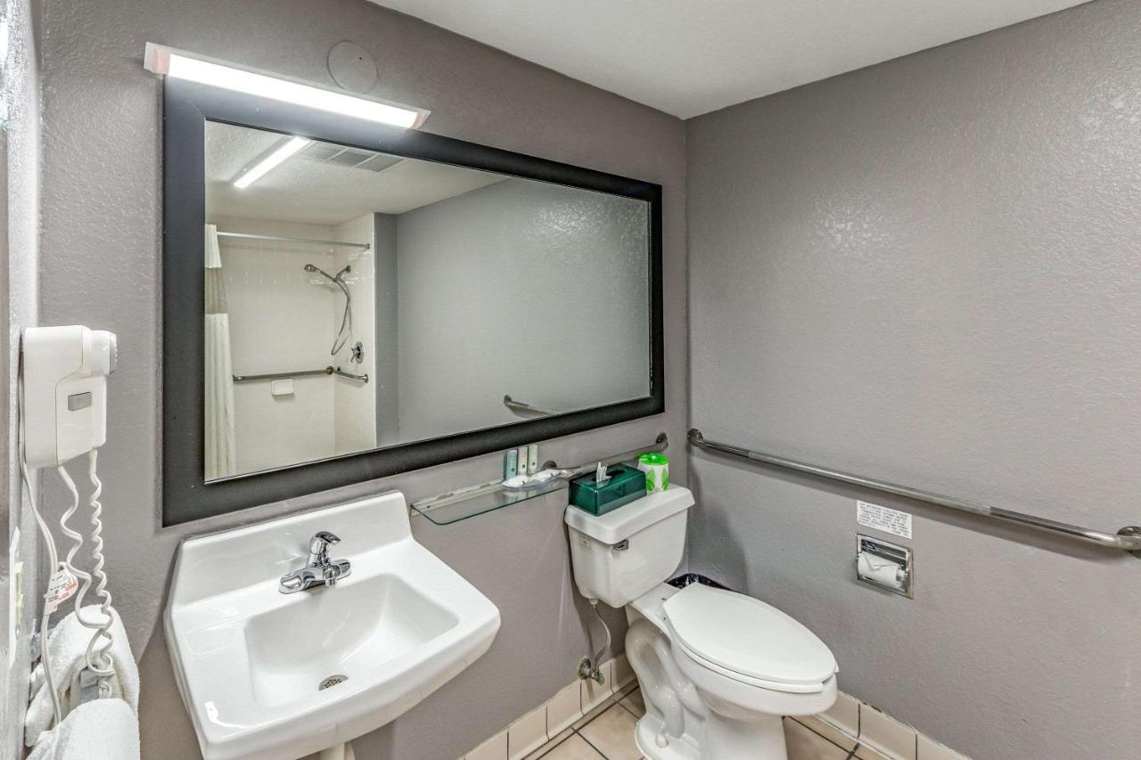 Quality Inn I-10 East near Frost Bank Center photo 4
