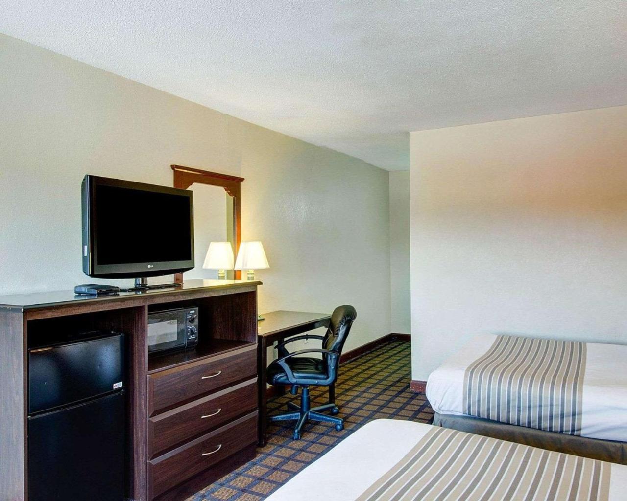 Econo Lodge Sharon - Foxborough photo 2