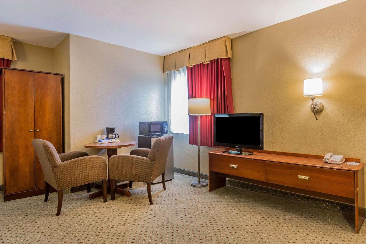 Quality Inn Hyde Park Poughkeepsie North photo 2