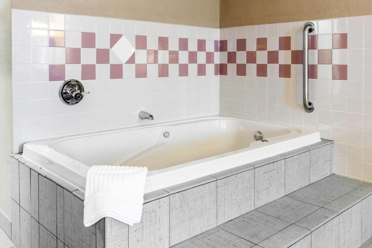 Quality Inn Defiance photo 2