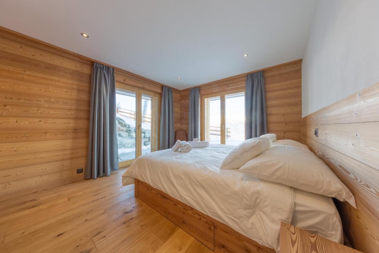 Oak Tree Chalet - on the ski slope - luxury! photo 3