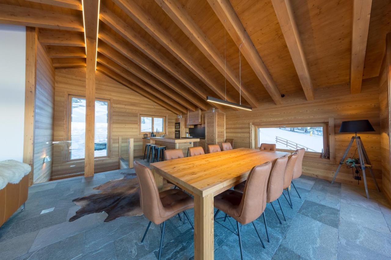 Oak Tree Chalet - on the ski slope - luxury! photo 4