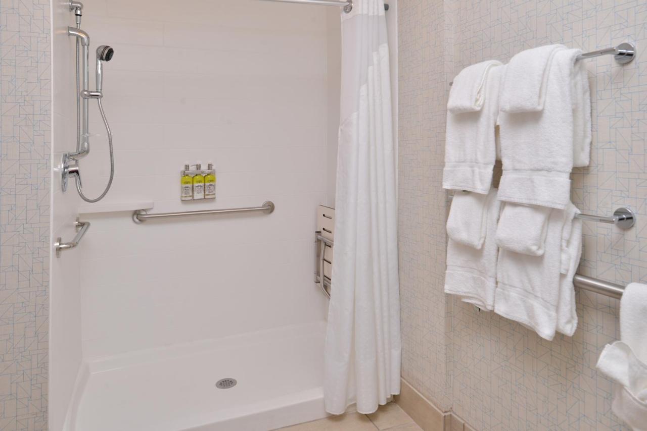 Photo - Holiday Inn Express Melbourne West by IHG