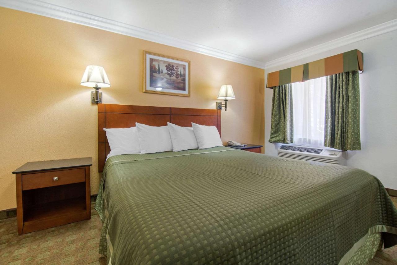 Rodeway Inn Adelanto US 395 photo 4
