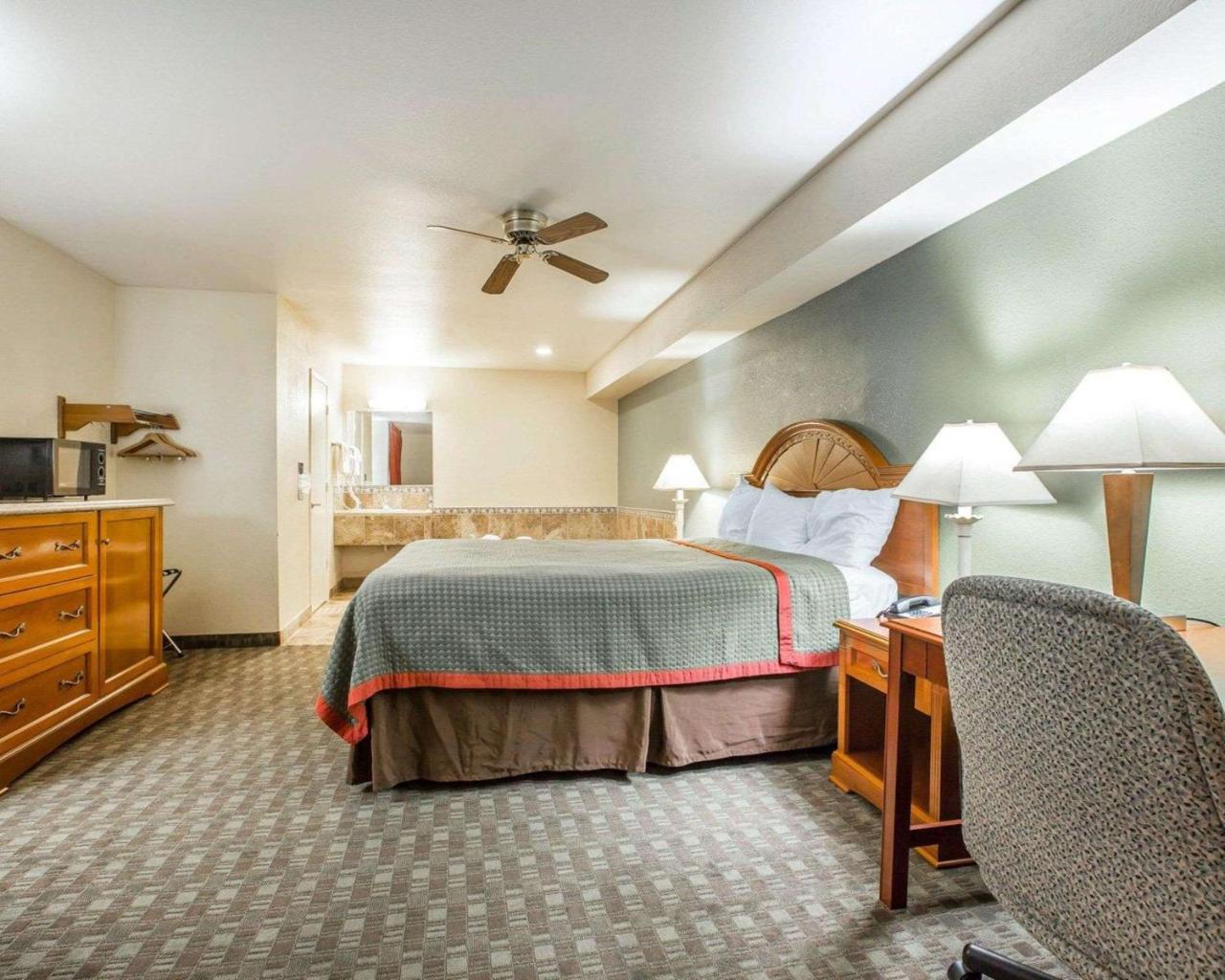 Rodeway Inn Delano photo 4