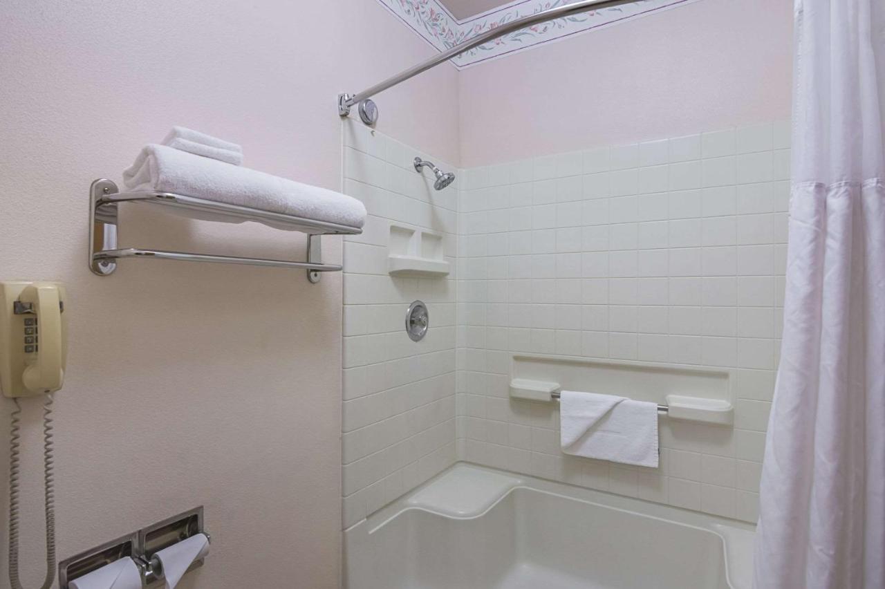 Quality Inn Fresno Yosemite Airport photo 4