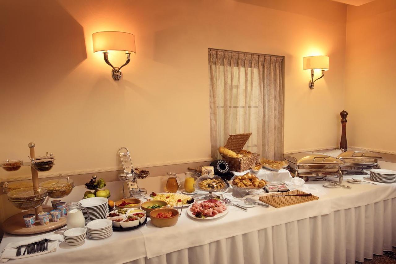 Hotel Ambassador - 3