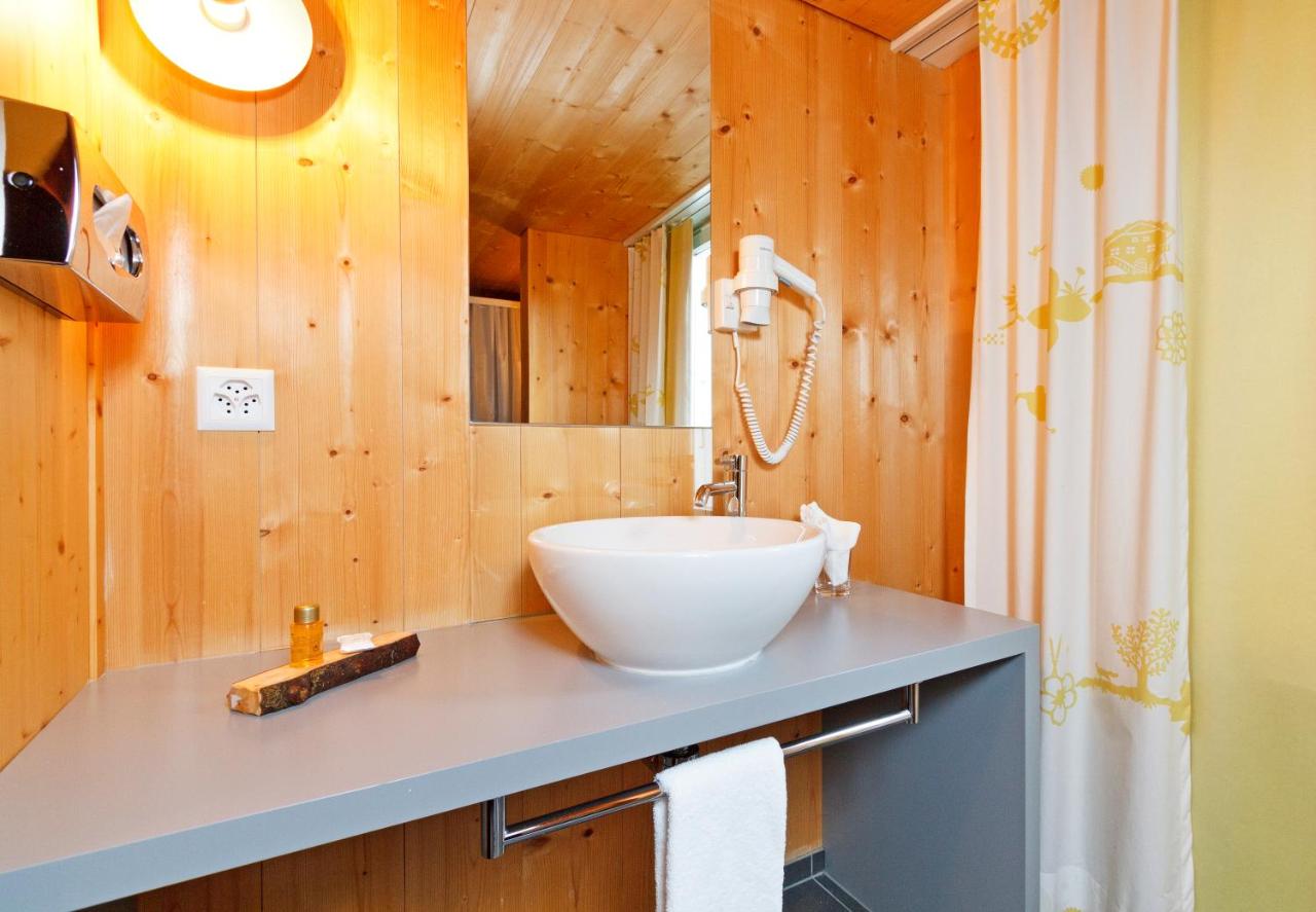 Hirschen Guesthouse - Village Hotel photo 4