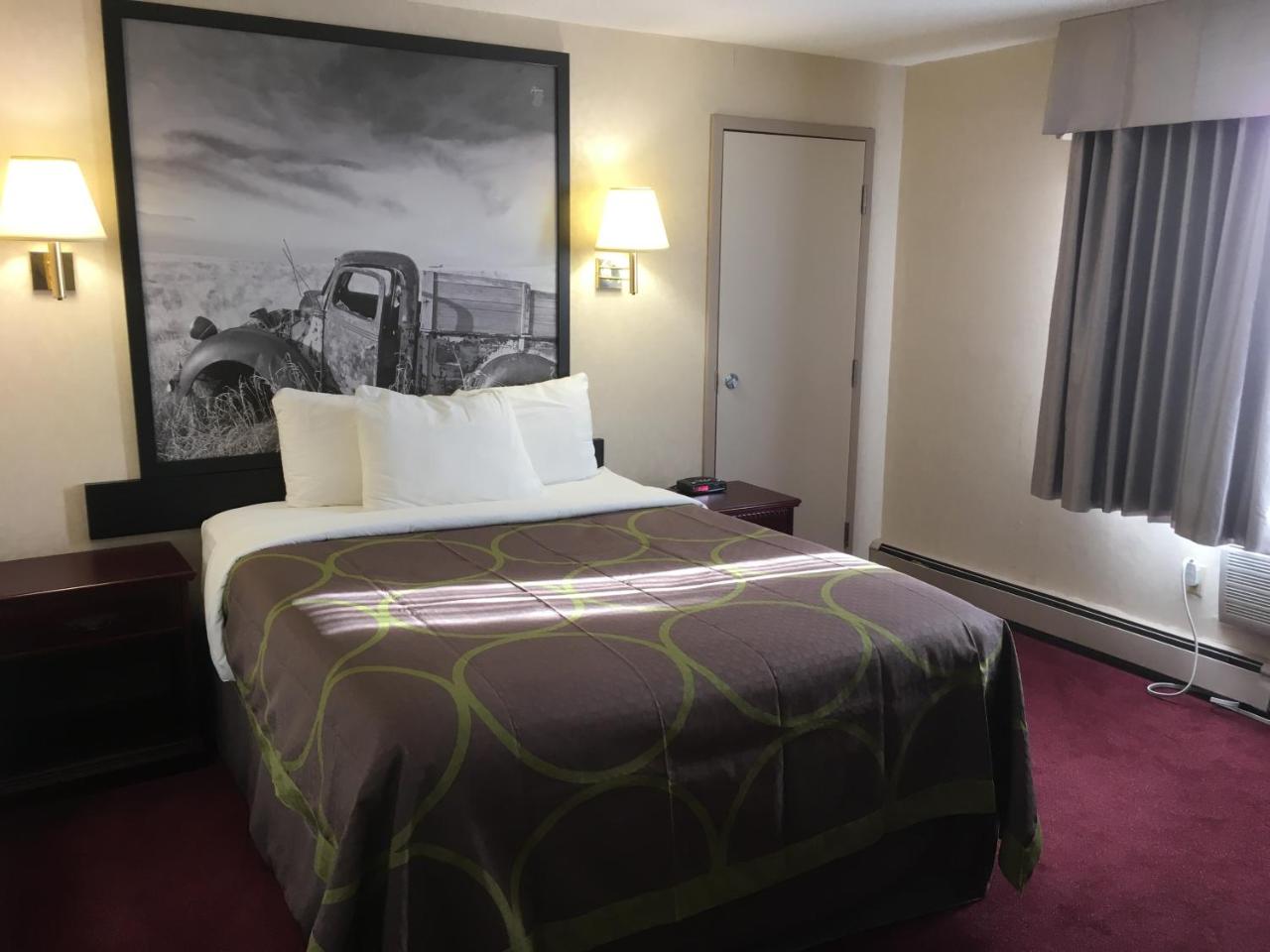 Super 8 by Wyndham Lethbridge photo 3