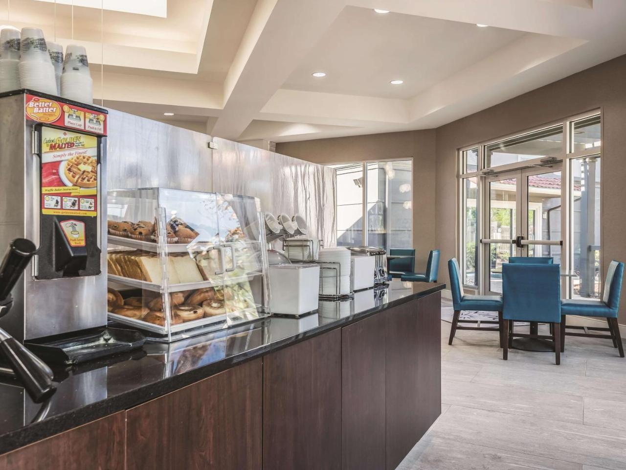 La Quinta Inn & Suites by Wyndham Orlando Lake Mary photo 3
