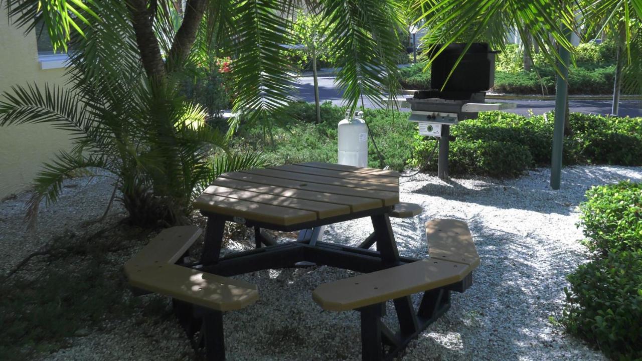 Barefoot Beach Resort - 4