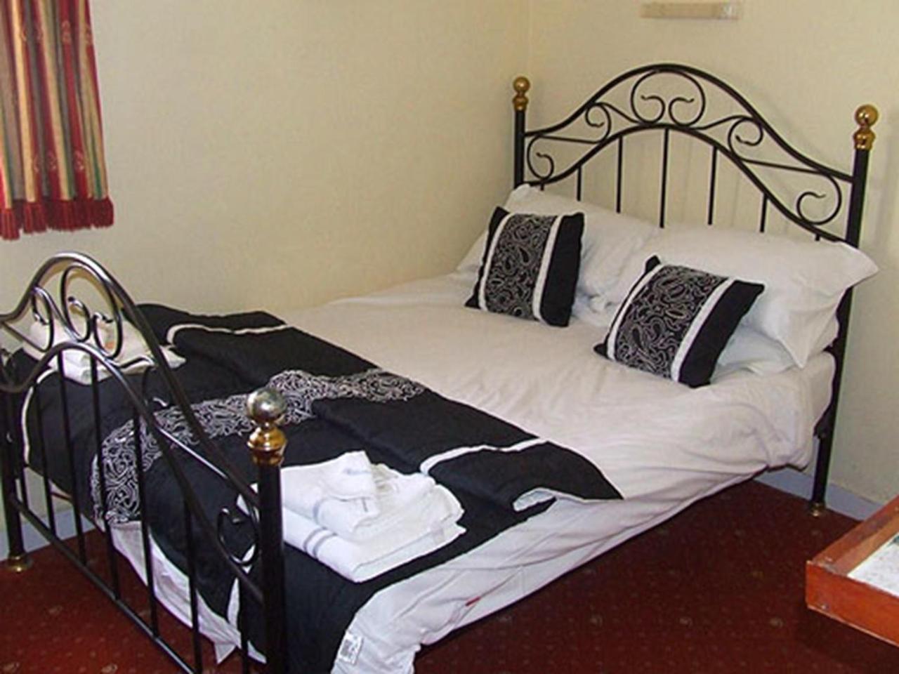 The Woodfield Hotel , Indoor Heated swimming pool, Spacious lounge and Bar photo 2