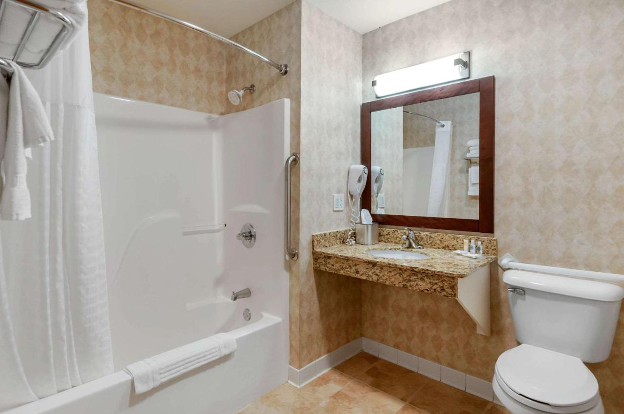 Comfort Inn Dyersville Near Field of Dreams photo 4