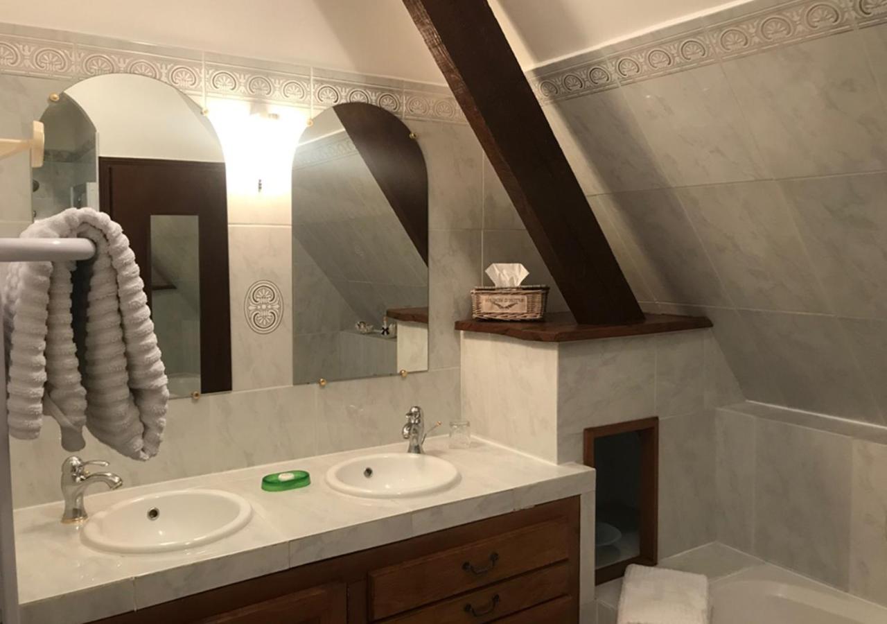 Le vieux château de Hommes photo 2
