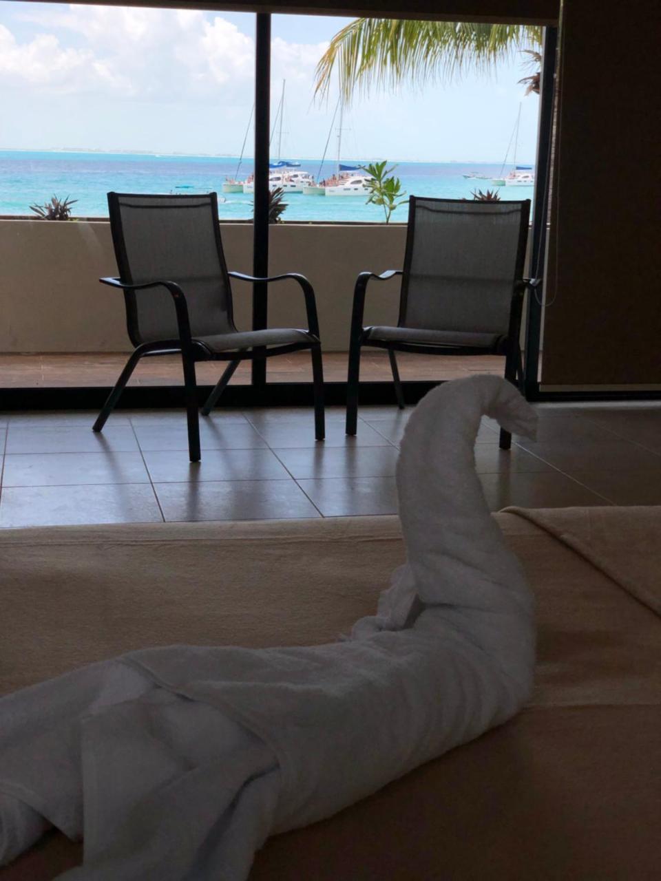 Cuxos Hotel Beachfront photo 4