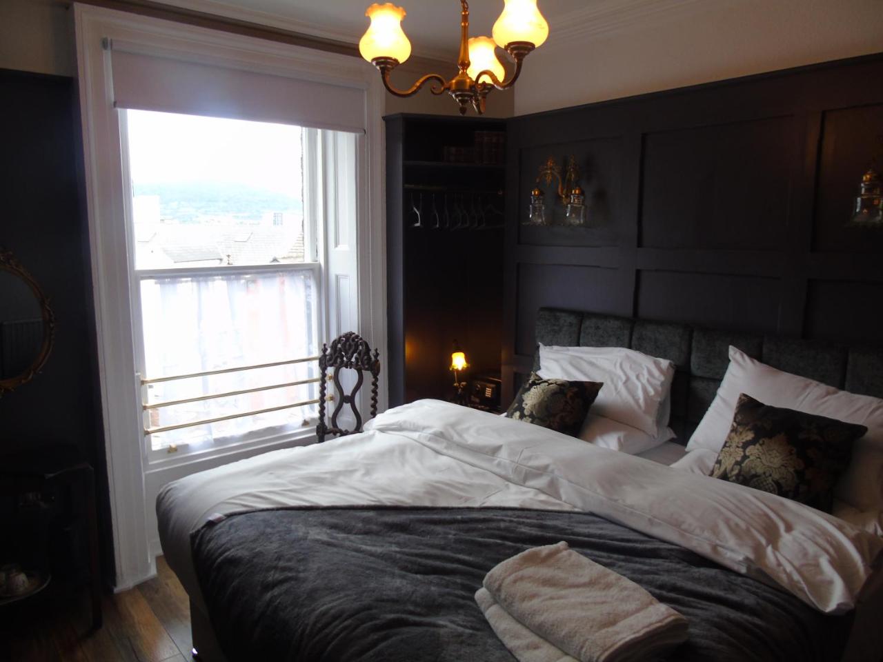 The Warren Belfast photo 4
