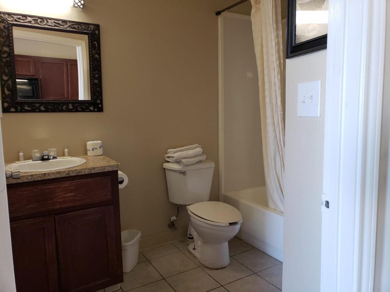 Crossroads Inn & Suites photo 4