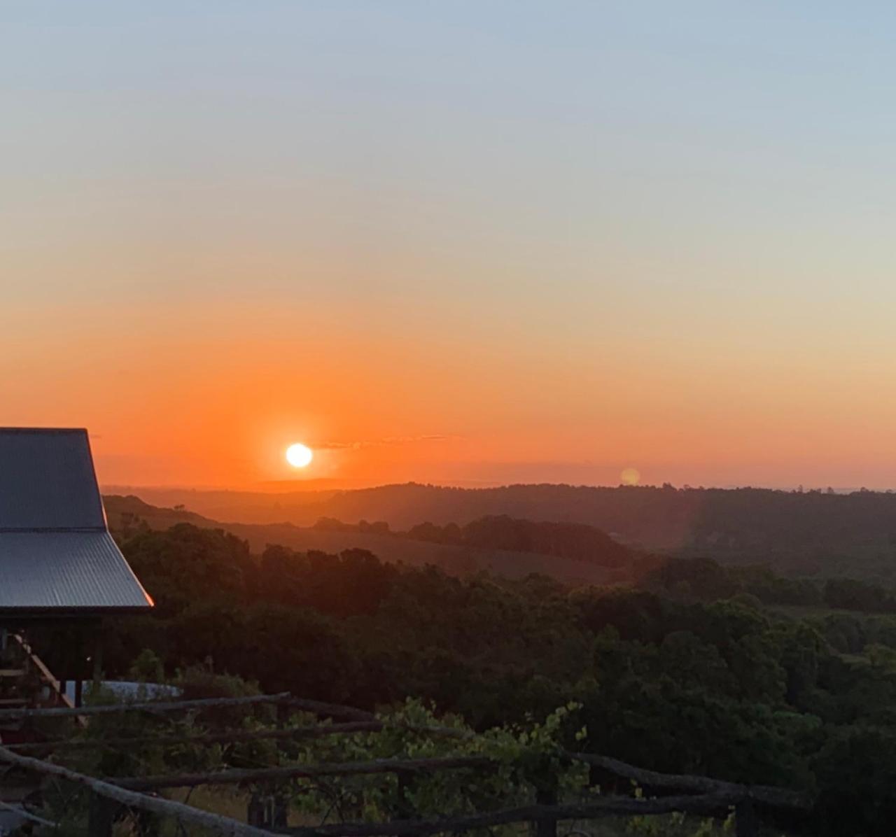 Callemondah Studio with stunning views, in Bangalow and Byron Hinterland