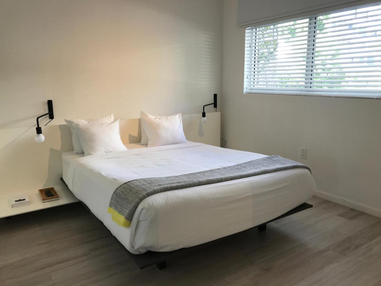 Beach Haus Key Biscayne Contemporary Apartments photo 4