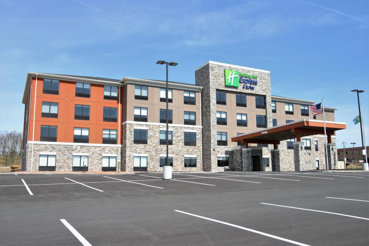 Photo - Holiday Inn Express & Suites Clarion by IHG
