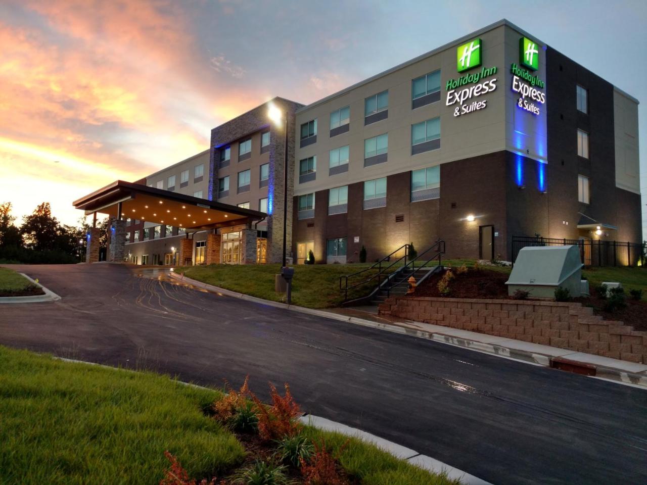 Photo - Holiday Inn Express & Suites   Charlotte Ne   University Area, An Ihg
