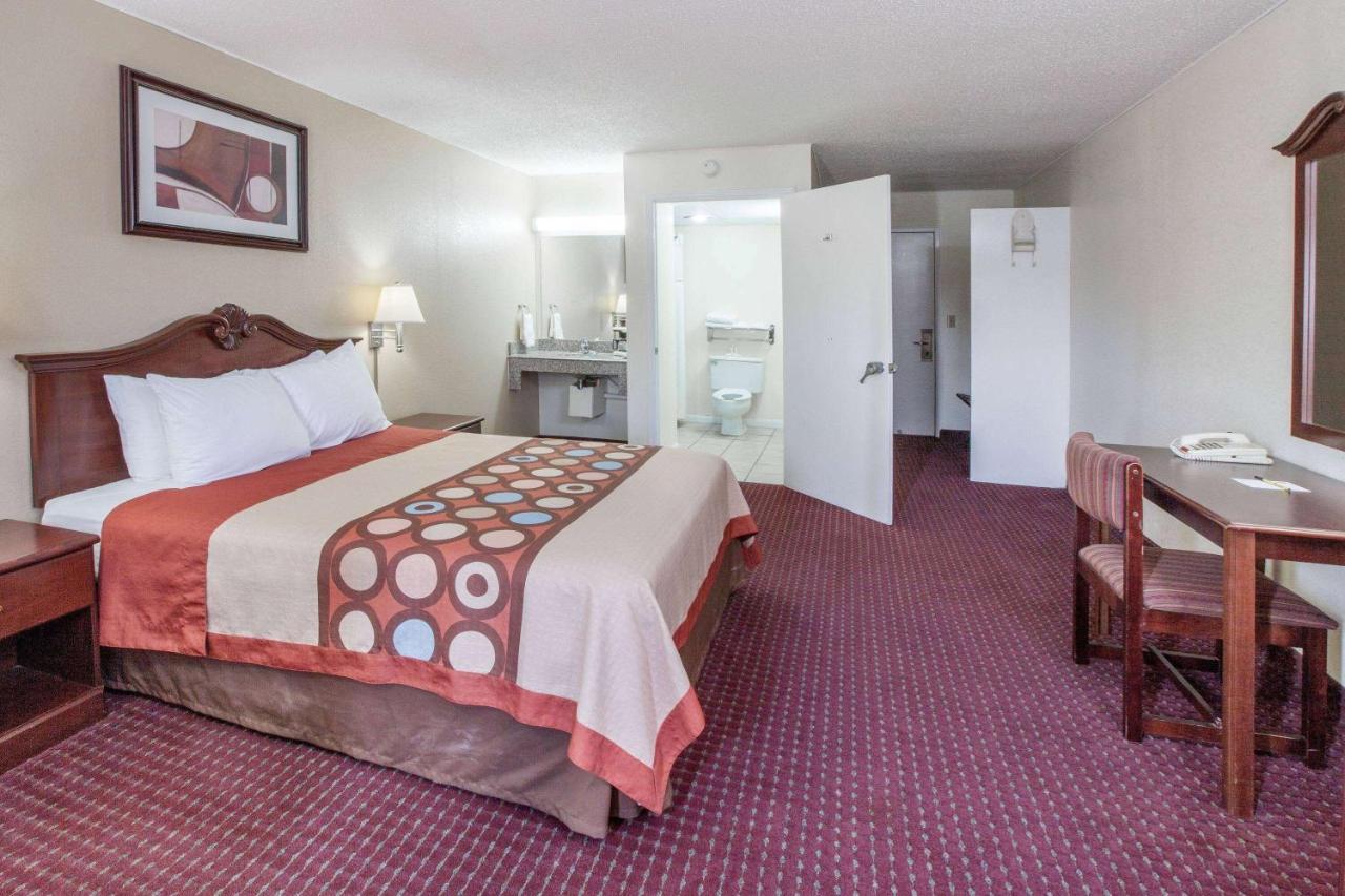 Super 8 by Wyndham Clinton OK photo 2